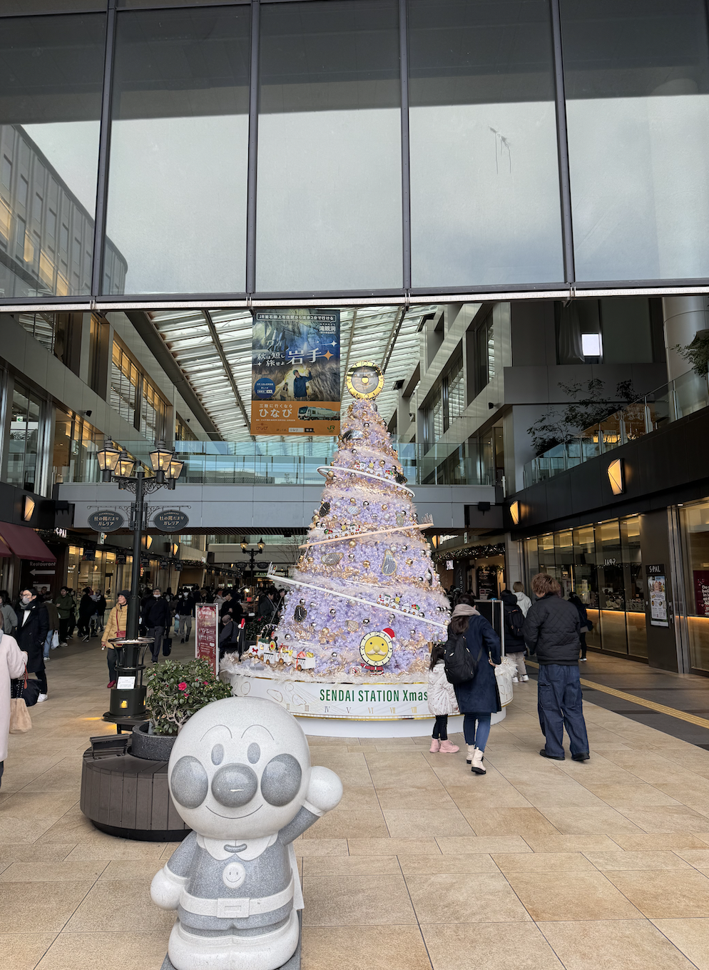 센다이역 내부와 산타 공룡