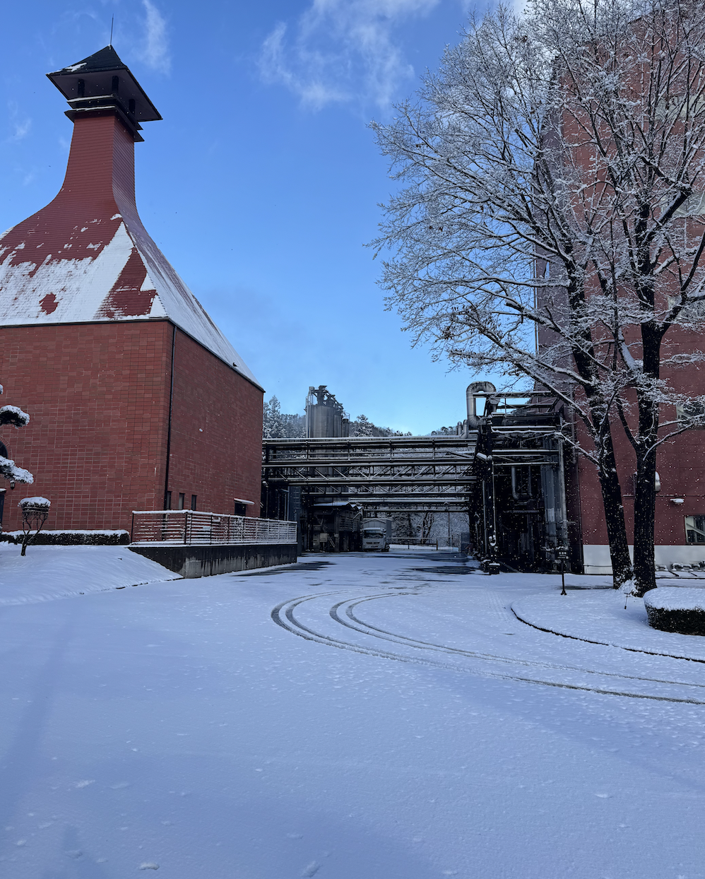 눈 덮인 증류소 풍경